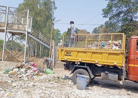 पिंपरी : बिजलीनगर रेल्वे पुलाजवळील कचरा अखेर हटविला