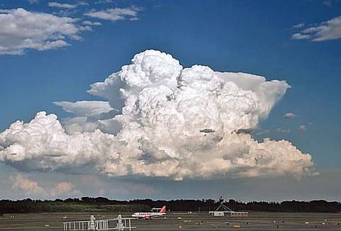 विमानांना अतिबाष्पयुक्त ढगांचा धोका ! हवामान विभागाचा विमानतळांना इशारा