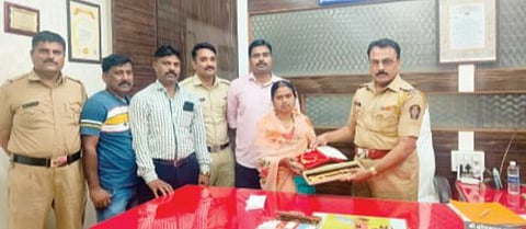 हरवलेले 12 लाखांचे दागिने महिलेला परत ; पोलिसांची 2 तासांत मोहीम फत्ते