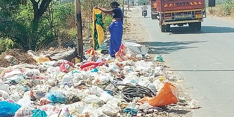 ताई कचरा आण, तरी रस्त्यावर घाण ! देहूगावात रस्त्याच्याकडेला कचर्‍याचे ढीग