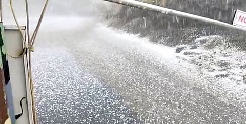 अवकाळी गारांनी धुतले, रस्ते जलमय ; सोसाट्यांचा वारा, विजांच्या कडकडाटाने पुणेकर भयभीत