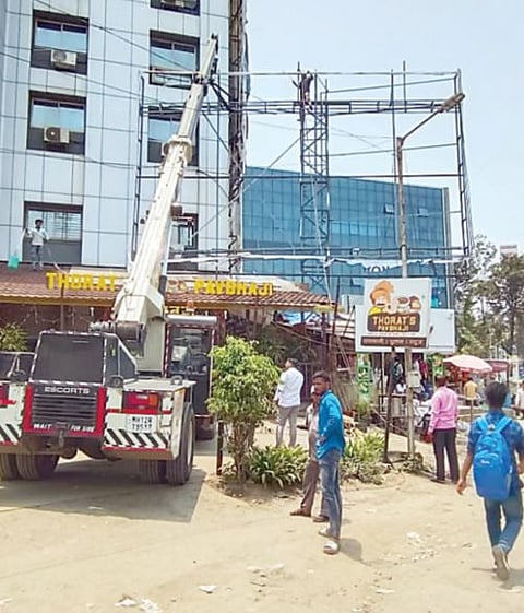 पुणे : दुसर्‍या दिवशीही शहरात होर्डिंगवर कारवाई