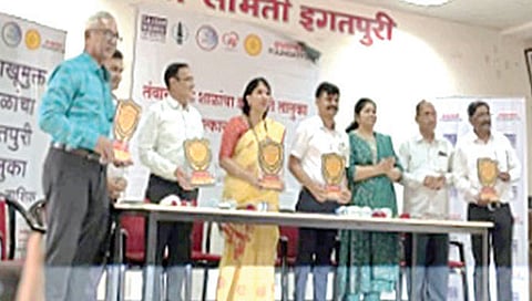 इगतपुरी : तालुका तंबाखूमुक्त शाळा करण्याच्या प्रशिक्षण कार्यक्रमात पंचायत समितीच्या पदाधिकार्‍यांचे सत्कार करताना सलाम मुंबई व एव्हरेस्ट फाउंडेशनचे पदाधिकारी.