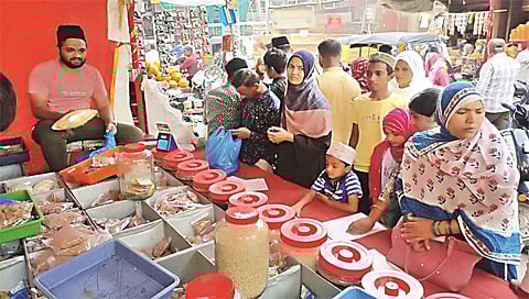 जुने नाशिक : दूधबाजारात शीरखुर्मा सामग्री खरेदीसाठी झालेली गर्दी.(छाया: कादिर पठाण)