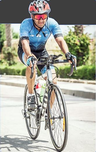 गुडघ्याच्या शस्त्रक्रियेनंतरही वयाच्या 51 व्या वर्षी ’आर्यनमॅन’चा विक्रम