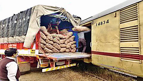 वर्षभरापासून किसान रेल्वे यार्डातच