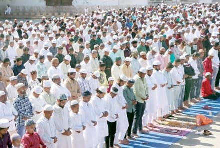 ईदगाह मैदानावर सामूहिक नमाज अदा अन् ’ईद मुबारक’