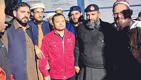 कोहिस्तान : इस्लाम धर्म व प्रेषितांवर टीका केल्याच्या आरोपाखाली अटक करण्यात आलेला चिनी अधिकारी. पोलिस पोहोचले म्हणून बरे; अन्यथा जमाव त्याला ठारच करणार होता. मंगळवारी या चिनी अधिकार्‍याला सुरक्षित ठिकाणी हलविण्यात आले. 