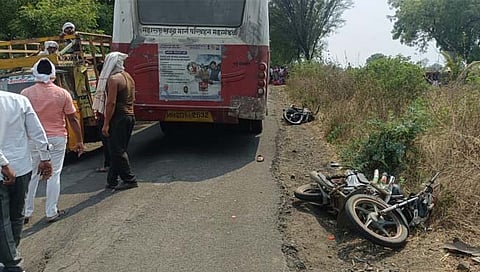 परभणी: इसादजवळ बसच्या धडकेत दोन दुचाकींवरील ३ जण जखमी