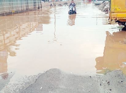 पुणे : सिमेंटचा रस्ता करताना जलवाहिन्यांकडे दुर्लक्ष