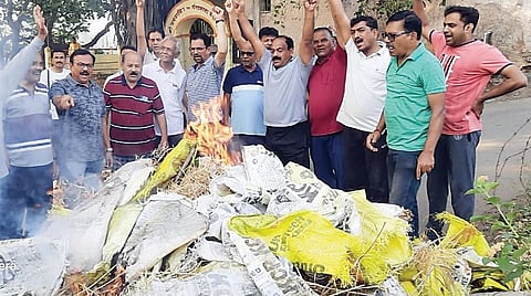 वाळू ओतून पेटविल्या गोण्या ! संगमनेरात गंगामाई घाटावर आंदोलक पर्यावरणप्रेमींनी मांडला तासभर ठिय्या