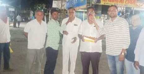 पिंपळनेर : लाडूचे वाटप करत जल्लोष साजरा करताना काँग्रेस पक्षाचे पदाधिकारी व कार्यकर्ते. (छाया: अंबादास बेनुस्कर)