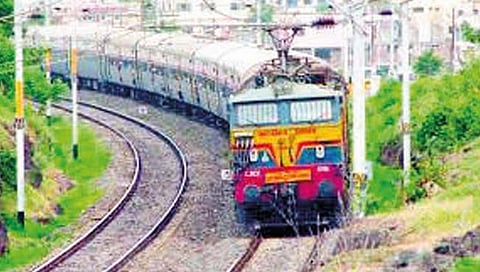 कर्नाटक विधानसभा निवडणुकीसाठी आज विशेष रेल्वे