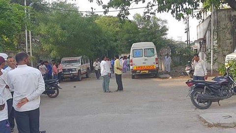 बीड: विजेचा धक्का लागून चुलते-पुतणे जागीच ठार