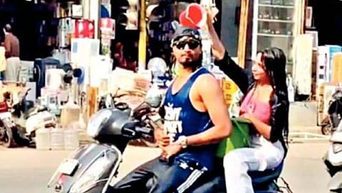 ठाणे : धावत्या दुचाकीवर जोडप्याची आंघोळ