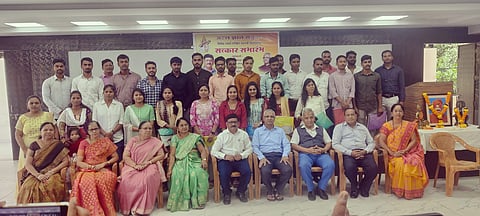 नाशिकरोड - यशस्वीतांच्या सत्कारप्रसंगी अर्थतज्ज्ञ डॉ. विनायकराव गोविलकर. समवेत आयुर्वेद सेवा संघाचे अध्यक्ष अंबादास कुलकर्णी, आयोजक माजी नगरसेवक संभाजी मोरुस्कर आदी. ( छाया उमेश देशमुख )