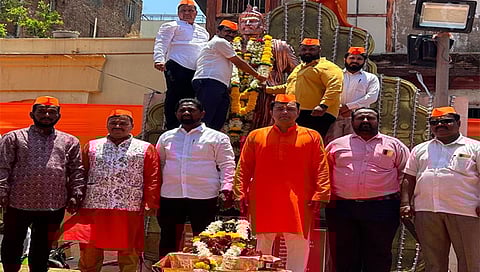 नाशिक : जुने नाशिक येथील संभाजी चौकातील छत्रपती संभाजी महाराजांच्या पुर्णाकृती पुतळ्यास पुष्पहार अर्पण करताना शिवसेना उपमहानगर प्रमुख उमेश चव्हाण, योगेश बेलदार, दिनेश चव्हाण आदी. (छाया: हेमंत घोरपडे) 