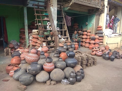 पिंपळनेर : बाजारात विक्रीस आलेले लाल व काळे माठ. (छाया: अंबादास बेनुस्कर) 