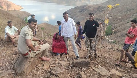 नंदुरबार : नर्मदेच्या दरीत अडकलेल्या युवकाची पंधरा तासांनी सुटका