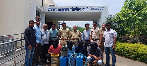 येवला : राज्य परिवहन महामंडळाच्या बसमधून डिझेल चोरी करणाऱ्या संशयितांना ताब्यात घेताना येवला पोलीस.  (छाया: अविनाश पाटील)