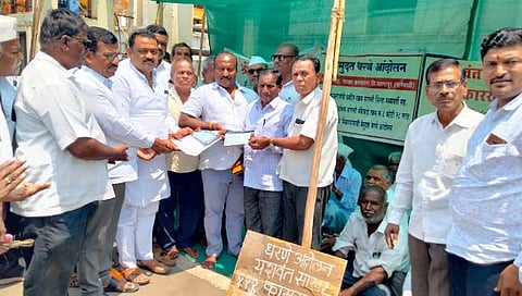 Sangli : अखेर ‘यशवंत’च्या साखर कामगारांना ११२ दिवसानंतर मिळाला न्याय; विट्यातील आंदोलन मागे