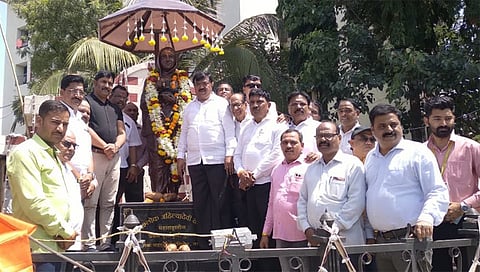 सिडको : अहिल्याबाई होळकर यांच्या जयंतीनिमित्त त्यांच्या पुतळ्यास पुष्पहार अर्पण करून अभिवादन करताना सुधाकर बडगुजर समवेत मयुर पाटील ,देवानंद बिरारी यांसह आदी ( छाया : राजेंद्र शेळके) 