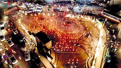 सातारा : शेकडो मशालींनी उजळला शिवतीर्थ