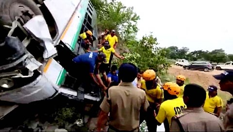 Uttarakhand | हरिद्वारमध्ये बस दरीत कोसळली, लहान मुलासह दोघांचा मृत्यू, अनेकजण जखमी