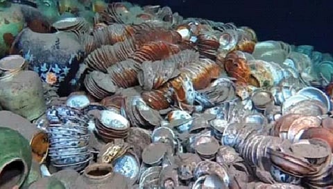 चीन समुद्रात बुडालेल्या जहाजांवरील शेकडो भांडी