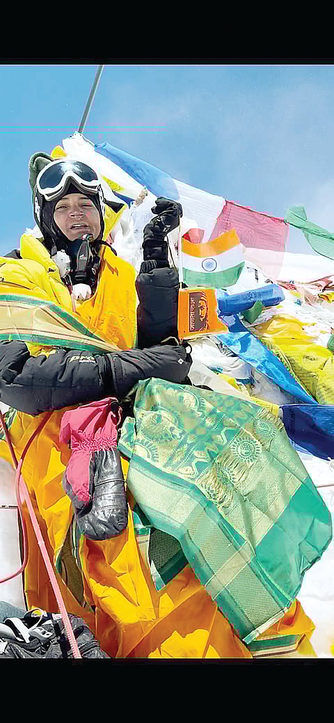 माउंट एव्हरेस्टवर नववारीत फडकवला तिरंगा! गिर्याराेहक सुविधा कडलग यांची यशस्वी चढाई