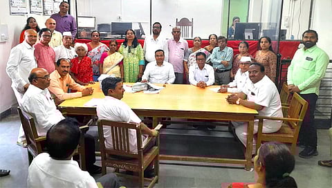 चांदवड : दिवाणी व फौजदारी न्यायालयात आयोजित राष्ट्रीय लोकअदालतीत मार्गदर्शन करताना दिवाणी न्यायाधीश पी. बी. जोशी, वकील संघाचे अध्यक्ष ॲड. डी. एन. ठाकरे, ॲड. प्रवीण कोतवाल आदी. (छाया : सुनील थोरे)