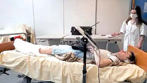 दोन महिने झोपून राहिल्यावर मिळणार सोळा लाख!