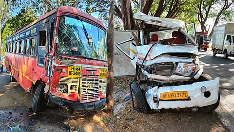 पिकअपची एसटी बसला धडक  