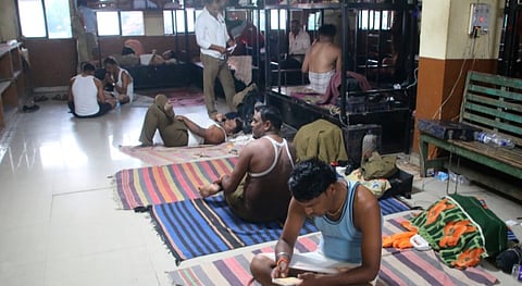 पिंपरी : उंदरांमुळे झोपेचे खोबरे…! विश्रांतीगृहात चालक, वाहकांचे होताहेत हाल 