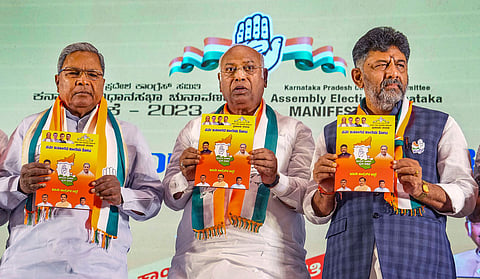 बेंगळुरू येथे आगामी कर्नाटक विधानसभा निवडणुकीसाठी पक्षाचा जाहीरनामा प्रसिद्ध प्रसंगी काँग्रेसचे अध्यक्ष मल्लिकार्जुन खर्गे, कर्नाटक काँग्रेसचे अध्यक्ष डीके शिवकुमार आणि पक्षाचे ज्येष्ठ नेते सिद्धरामय्या.