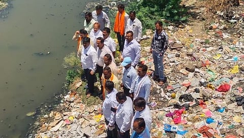 धुळे : नालेसफाईच्या नावाने कोट्यावधींची बिले काढल्याचा आरोप, नाल्याच्या काठावर जाऊन शिवसेनेचे आंदोलन