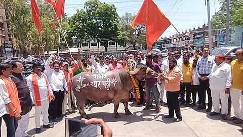 धुळे: ठाकरे गटाकडून महापालिका प्रशासनाच्या निषेधार्थ रेड्याची मिरवणूक