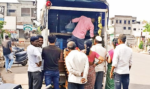 बावडा : स्वस्त द्राक्ष खरेदीसाठी लागलीय झुंबड