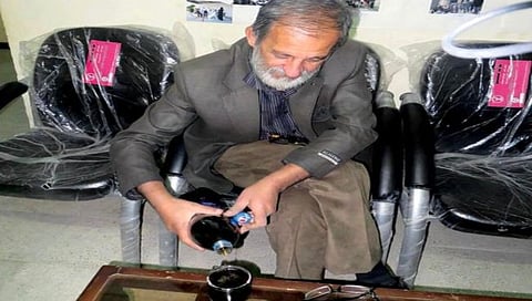 Gholamreza Ardeshiri Alive Only By Drinking : अजब दावा : म्‍हणे, १७ वर्ष अन्‍नाचा कणही न खाता नाही, केवळ कोल्‍ड्रिंक्‍सवर जिवंत…