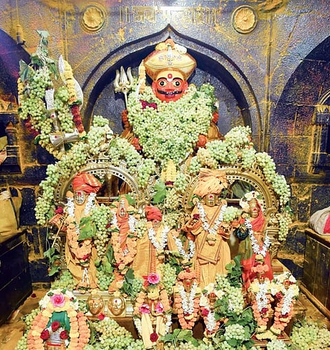 जेजुरीच्या खंडोबाला द्राक्षांची आरास