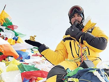 छत्रपती शिवरायांना माऊंट एव्हरेस्टवर मानवंदना; मावळ्याची यशस्वी चढाई