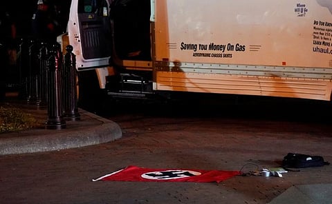 आरोपींनी बॅरिकेट्‍सला धडक दिली. टनास्थळावरुन अधिकाऱ्यांनी नाझी झेंडेही जप्त करण्‍यात आले आहेत.