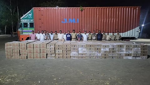 अवैध दारूच्या वाहतूकीवर नंदुरबार पोलीसांची धडक कारवाई; ४६ लाखांचा मुद्देमाल जप्त