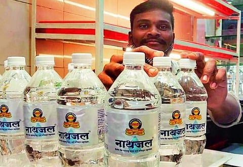 राज्यातील बसस्थानकांमध्ये ‘नाथजल’ची चढ्या भावात विक्री; प्रवाशांची होतेय लूट