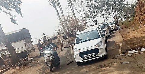 सिंहगड-खडकवासलात पर्यटकांची झुंबड; घाटरस्त्यावर वाहनांच्या रांगा