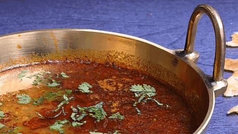 Death of young girl : लग्नात जेवण वाढणाऱ्या तरुणीचा रश्श्यात पडून मृत्यू