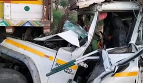 पुणे नाशिक महामार्गावर भीषण अपघात; ट्रक, पिकअपच्या धडकेत १० मेंढ्या ठार