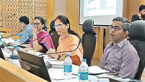 नाशिक : नियोजन भवनातील दिशा समितीच्या बैठकीत बोलताना केंद्रीय आरोग्य राज्यमंत्री डॉ. भारती पवार. समवेत अधिकारी.