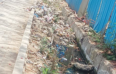 दापोडीतील नाल्यांमध्ये राडारोड्याचे साम्राज्य