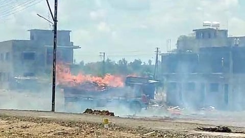 ट्रकला भीषण आग  